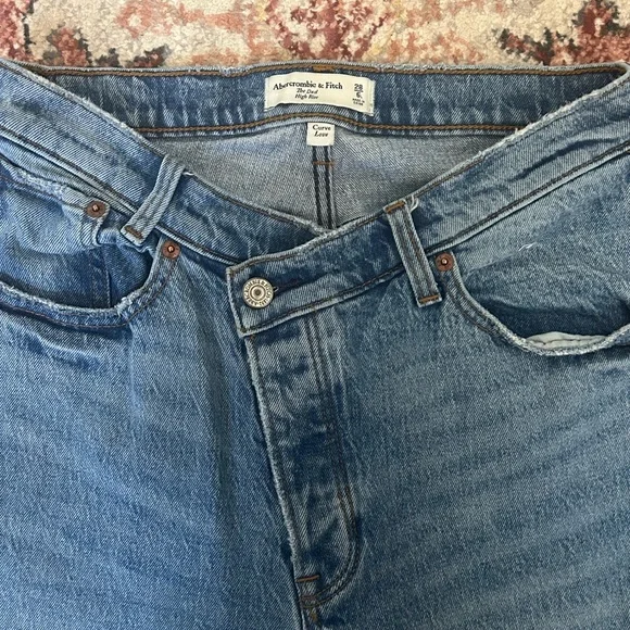 Abercrombie & Fitch Straight Leg Dad Jeans in Classic Blue 6L/28 Curve Love - Picture 2 of 3